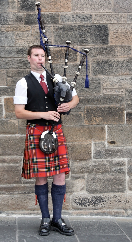 Bagpipes, Edinburgh Scotland.jpg - Bagpipes